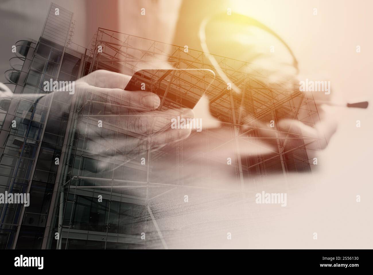 Imprenditore tramite VOIP auricolare con il telefono cellulare e il concetto di comunicazione centro di chiamata sulla scrivania in legno con il London city esposizione Foto Stock