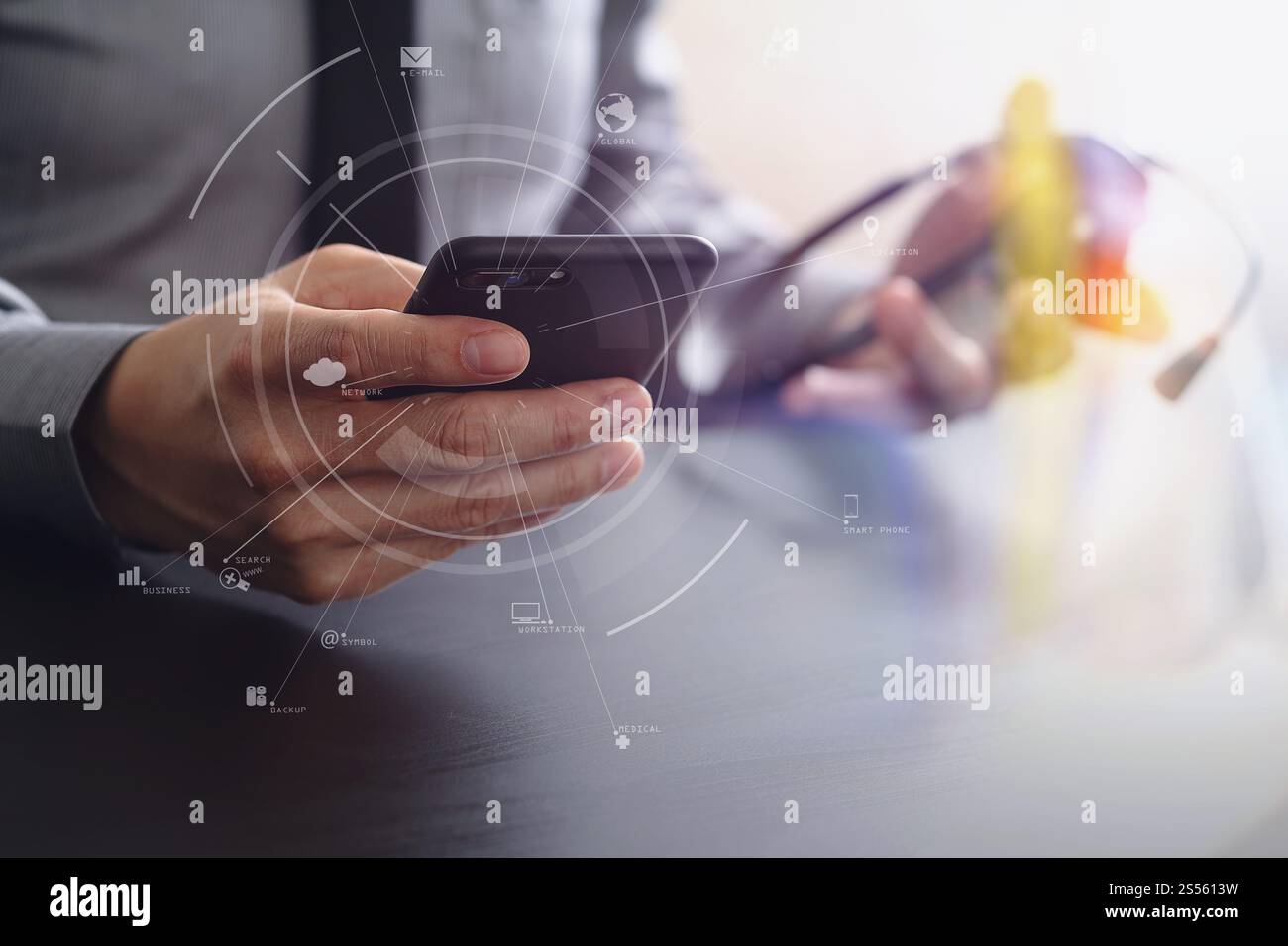 Imprenditore tramite VOIP auricolare con il telefono cellulare e il concetto di comunicazione centro di chiamata sulla scrivania in legno con la realtà virtuale diagramma icona Foto Stock