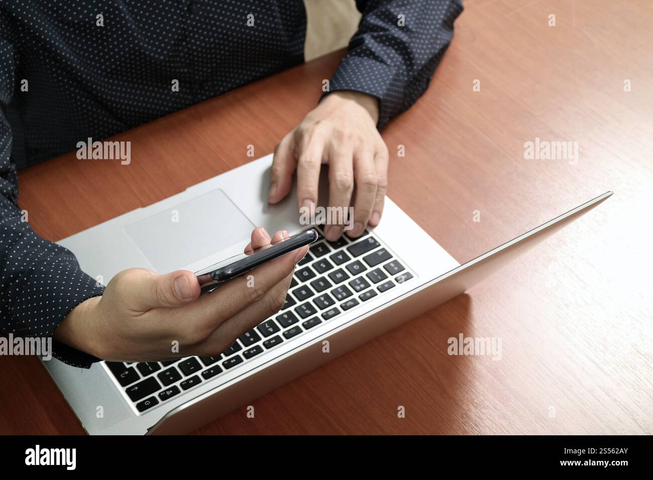 vista dall'alto, uomo d'affari mano che usa smartphone, laptop, online banking pagamento tecnologia di rete di comunicazione 4,0, applicazione internet wireless Foto Stock