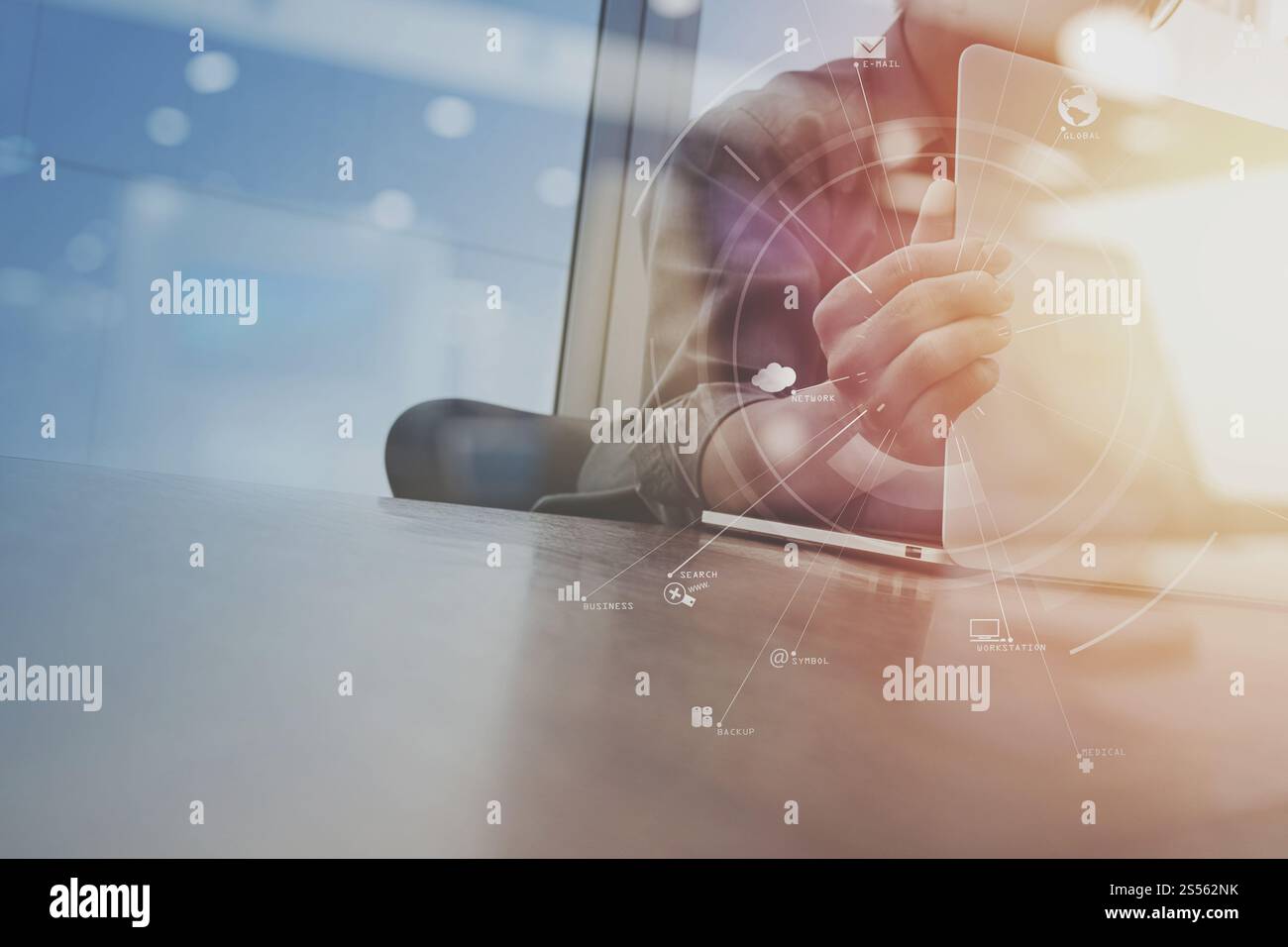 vista dall'alto, uomo d'affari mano che usa smartphone, laptop, online banking pagamento tecnologia di rete di comunicazione 4,0, applicazione internet wireless Foto Stock