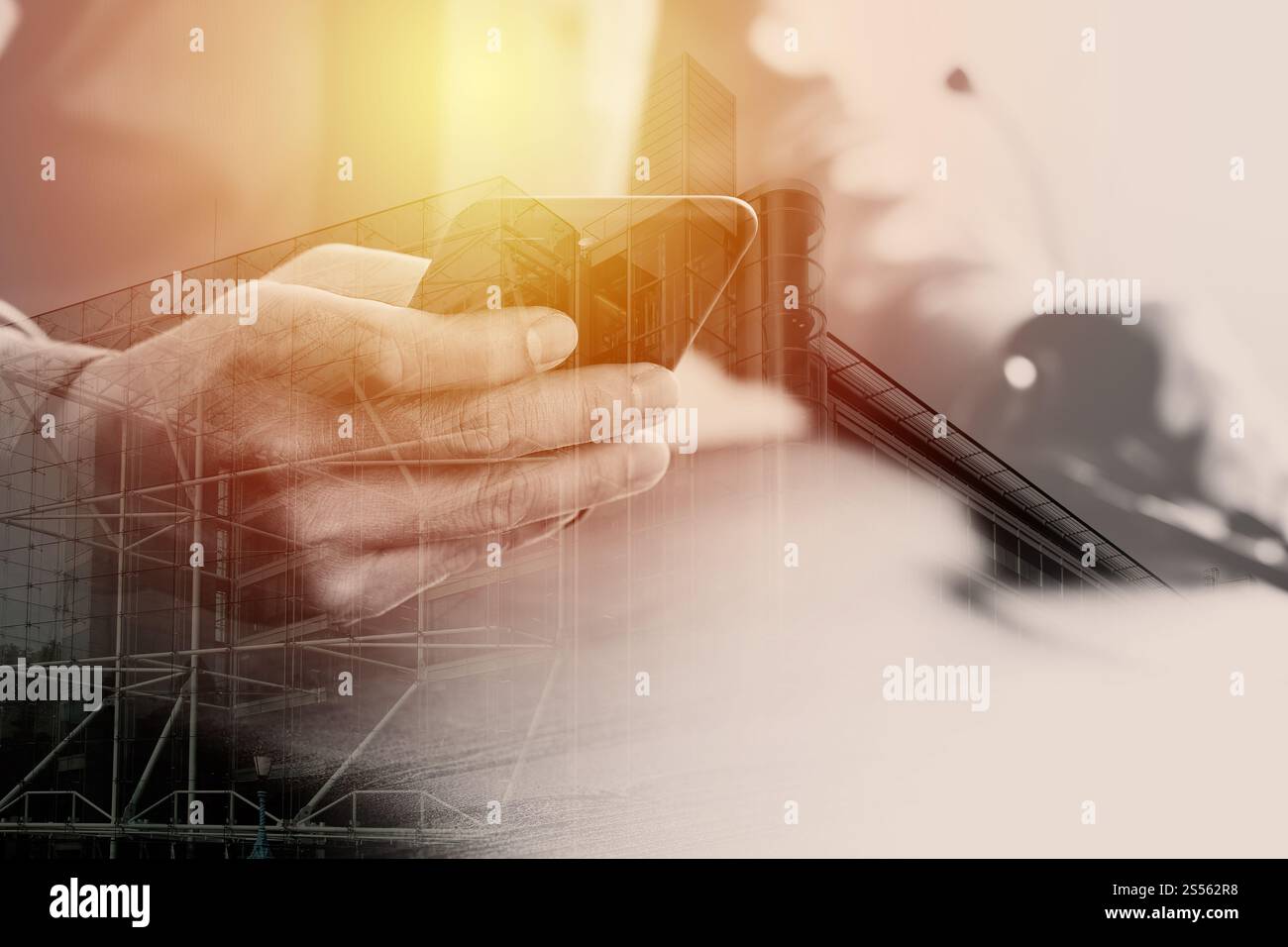 Imprenditore tramite VOIP auricolare con il telefono cellulare e il concetto di comunicazione centro di chiamata sulla scrivania in legno con il London city esposizione Foto Stock