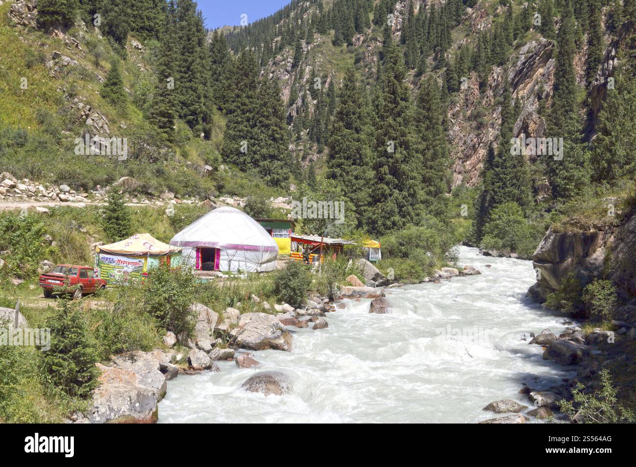 Campo di yurta nella Gola di Grigorievka nei monti Kungei-Alatoo, Yssykkoel, Kirghizistan, Asia Foto Stock