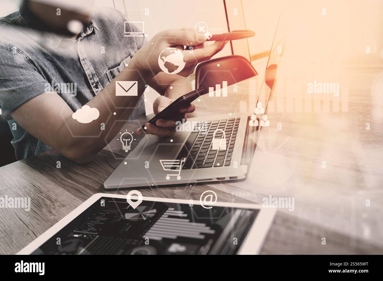 Imprenditore lavora con smart phone e prenota e documento sulla scrivania di legno in un ufficio moderno con virtual interfaccia icone Foto Stock