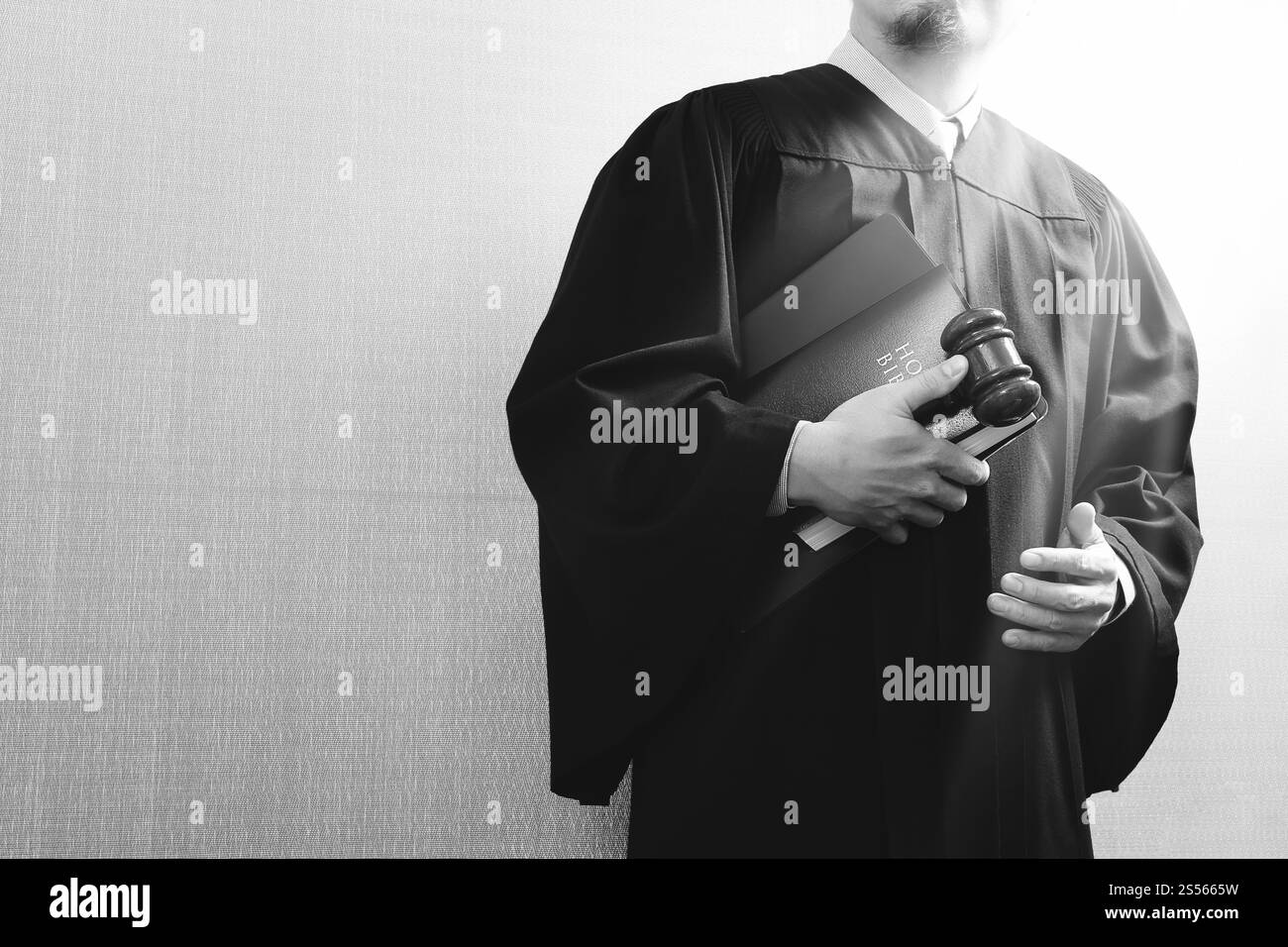 La giustizia e la nozione di diritto.Giudice maschi nelle aule di un tribunale con la gaveland libro sacro e digital computer tablet Foto Stock