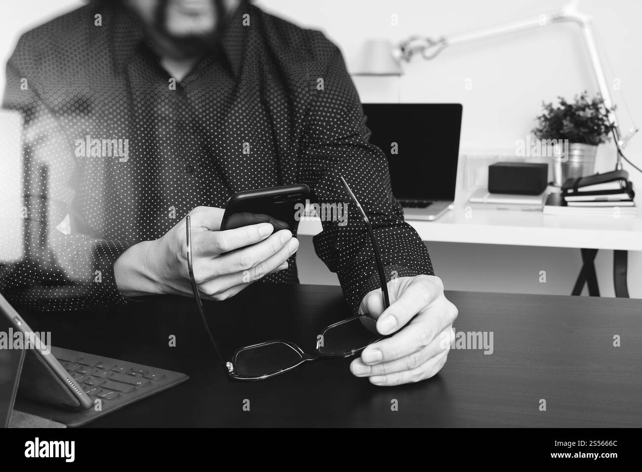 uomo d'affari, designer mano che usa smartphone, laptop, occhiali, servizi bancari online tecnologia di rete di comunicazione 4,0, internet wireless Foto Stock