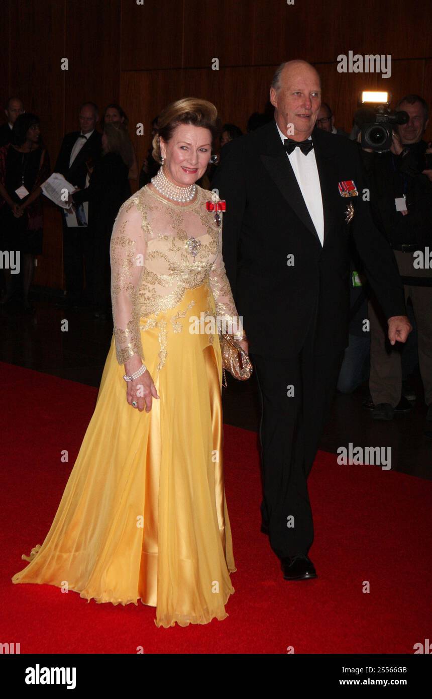 La regina Sonja di Norvegia e il re Harald V di Norvegia partecipano al Centennial Ball della Fondazione American-Scandinavian all'Hilton Hotel di New York il 21 ottobre 2011. Foto di Henry McGee/MediaPunch Foto Stock