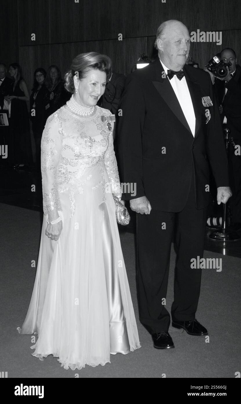 La regina Sonja di Norvegia e il re Harald V di Norvegia partecipano al Centennial Ball della Fondazione American-Scandinavian all'Hilton Hotel di New York il 21 ottobre 2011. Foto di Henry McGee/MediaPunch Foto Stock
