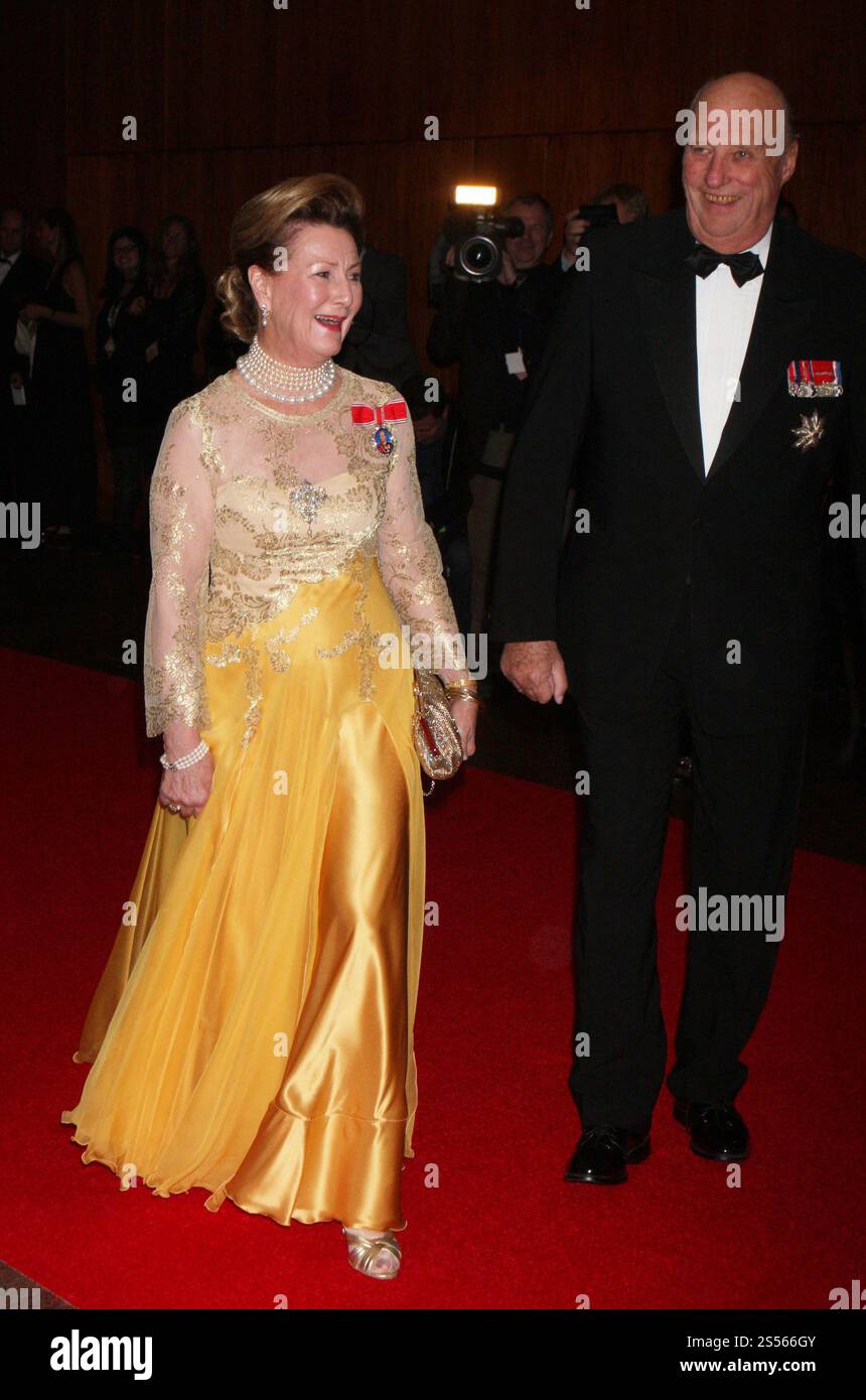 La regina Sonja di Norvegia e il re Harald V di Norvegia partecipano al Centennial Ball della Fondazione American-Scandinavian all'Hilton Hotel di New York il 21 ottobre 2011. Foto di Henry McGee/MediaPunch Foto Stock