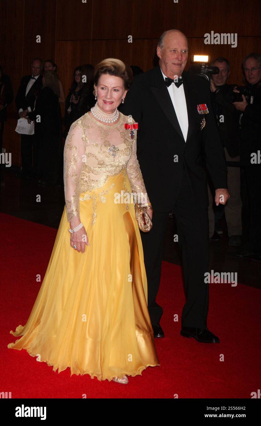 La regina Sonja di Norvegia e il re Harald V di Norvegia partecipano al Centennial Ball della Fondazione American-Scandinavian all'Hilton Hotel di New York il 21 ottobre 2011. Foto di Henry McGee/MediaPunch Foto Stock