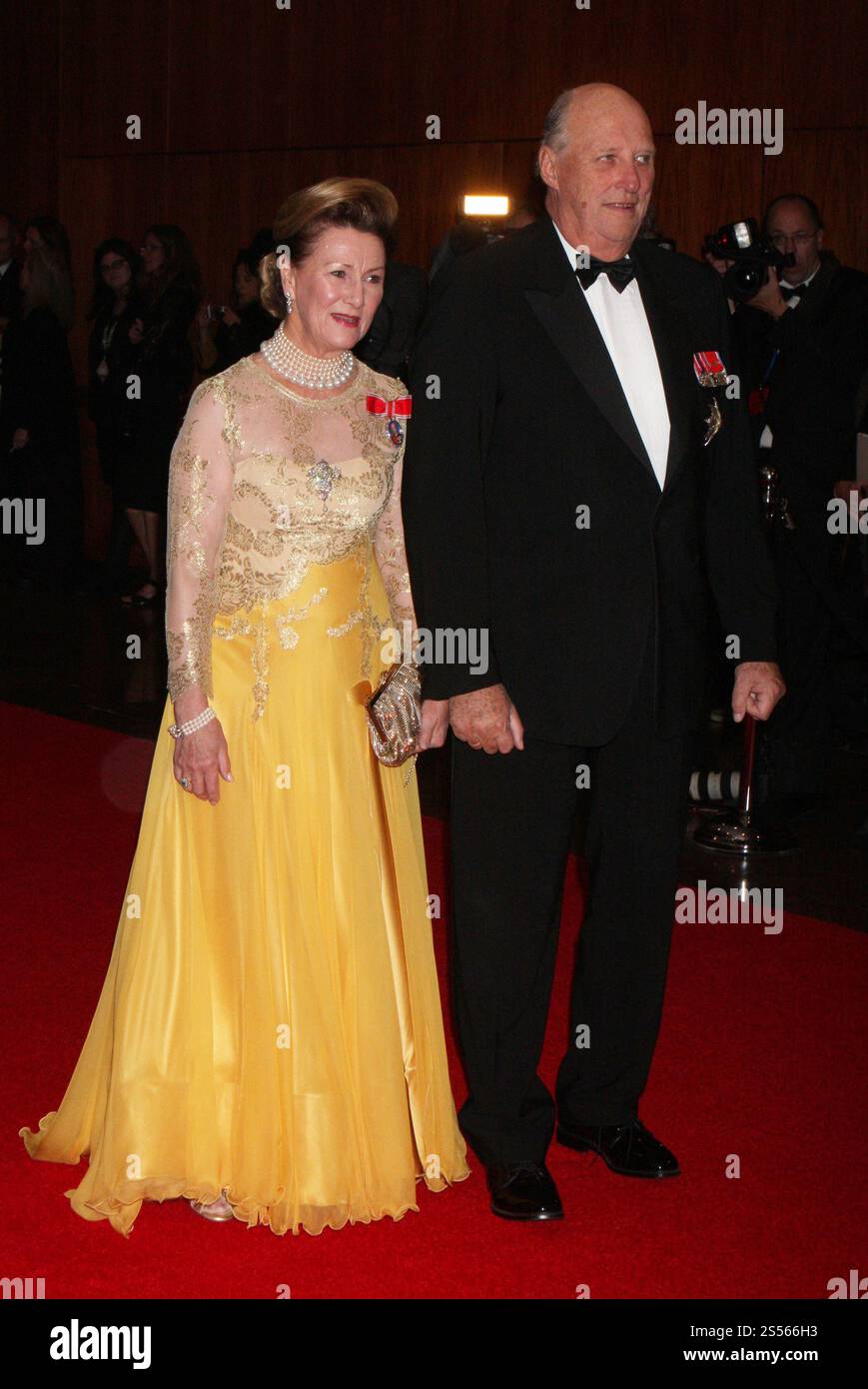 La regina Sonja di Norvegia e il re Harald V di Norvegia partecipano al Centennial Ball della Fondazione American-Scandinavian all'Hilton Hotel di New York il 21 ottobre 2011. Foto di Henry McGee/MediaPunch Foto Stock