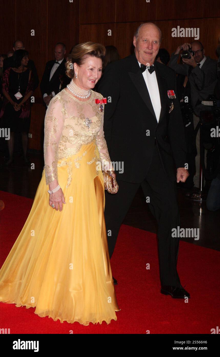 La regina Sonja di Norvegia e il re Harald V di Norvegia partecipano al Centennial Ball della Fondazione American-Scandinavian all'Hilton Hotel di New York il 21 ottobre 2011. Foto di Henry McGee/MediaPunch Foto Stock