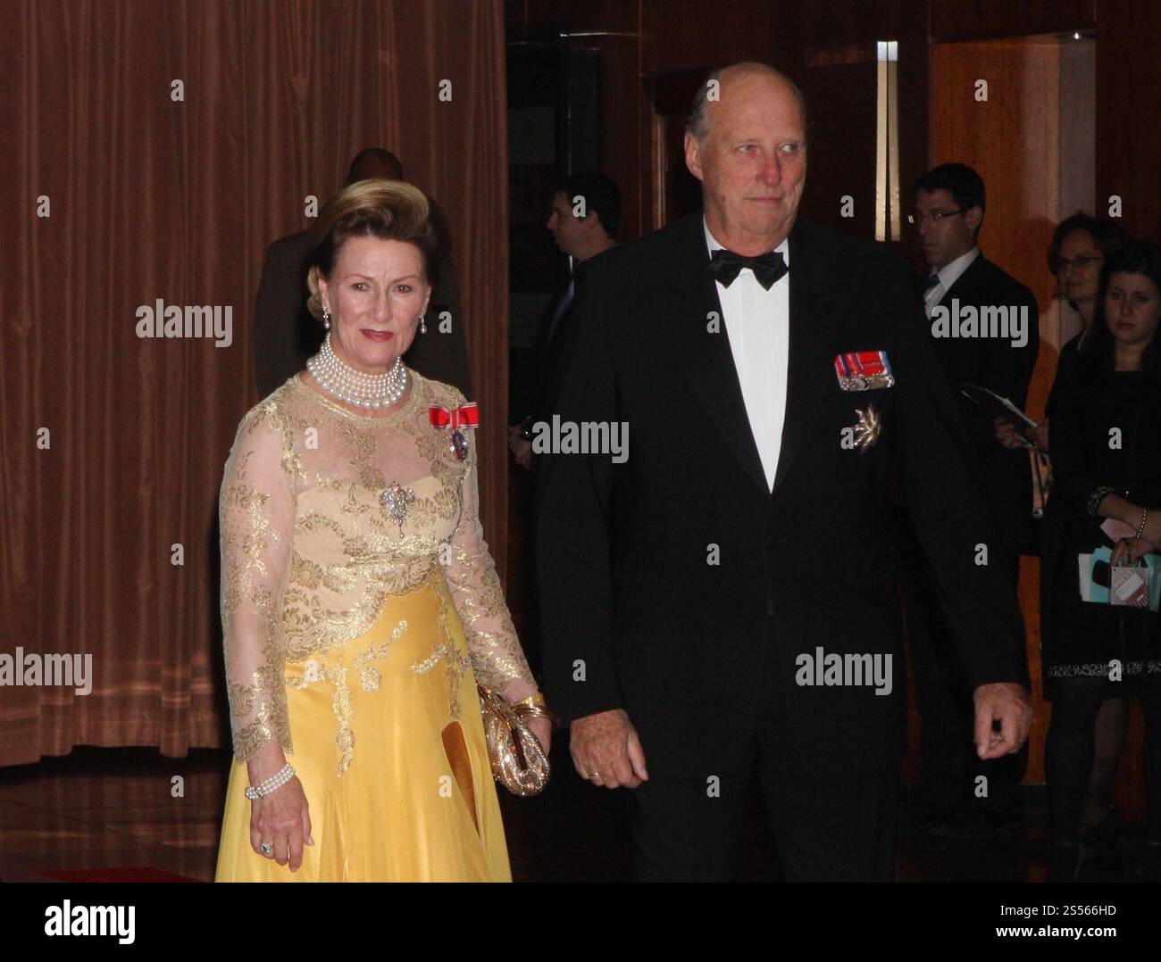 La regina Sonja di Norvegia e il re Harald V di Norvegia partecipano al Centennial Ball della Fondazione American-Scandinavian all'Hilton Hotel di New York il 21 ottobre 2011. Foto di Henry McGee/MediaPunch Foto Stock