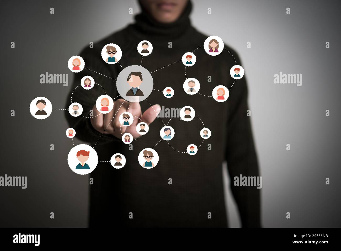 Imprenditore premendo persone icona pulsante di rete su moderni display digitale. Multimedia e concetto tecnologico. Foto Stock