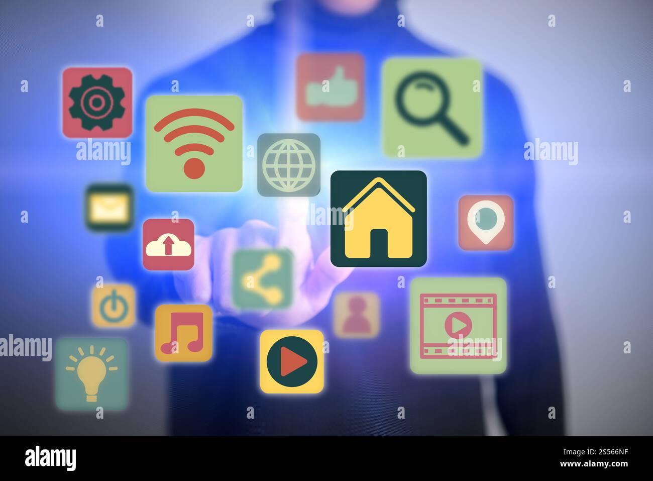 Chiusura del giovane uomo toccando icona della schermata media. Multimedia e concetto tecnologico. Foto Stock