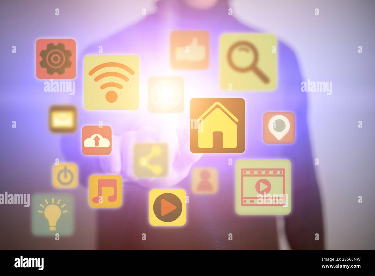 Chiusura del giovane uomo toccando icona della schermata media. Multimedia e concetto tecnologico. Foto Stock