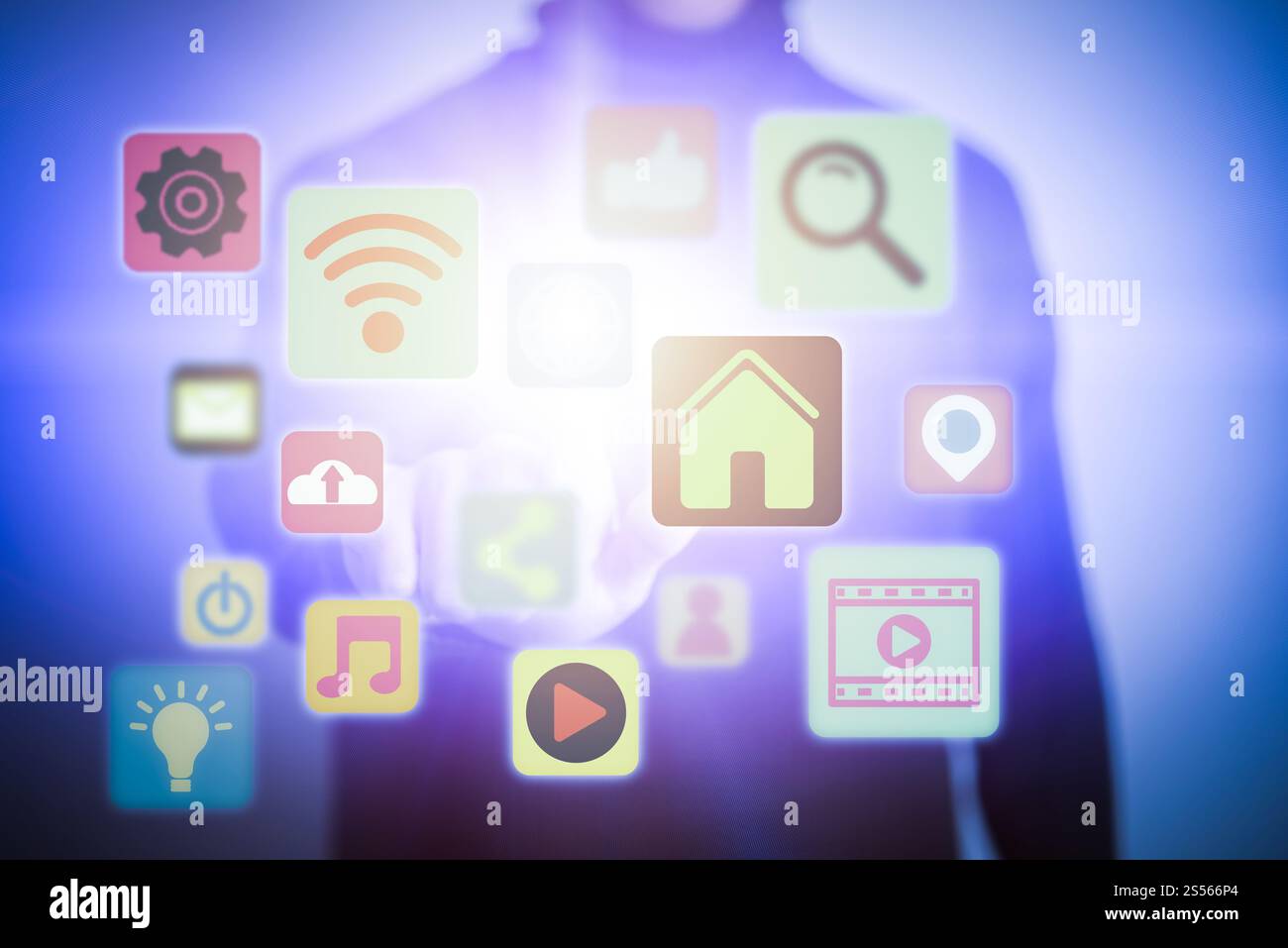 Chiusura del giovane uomo toccando icona della schermata media. Multimedia e concetto tecnologico. Foto Stock