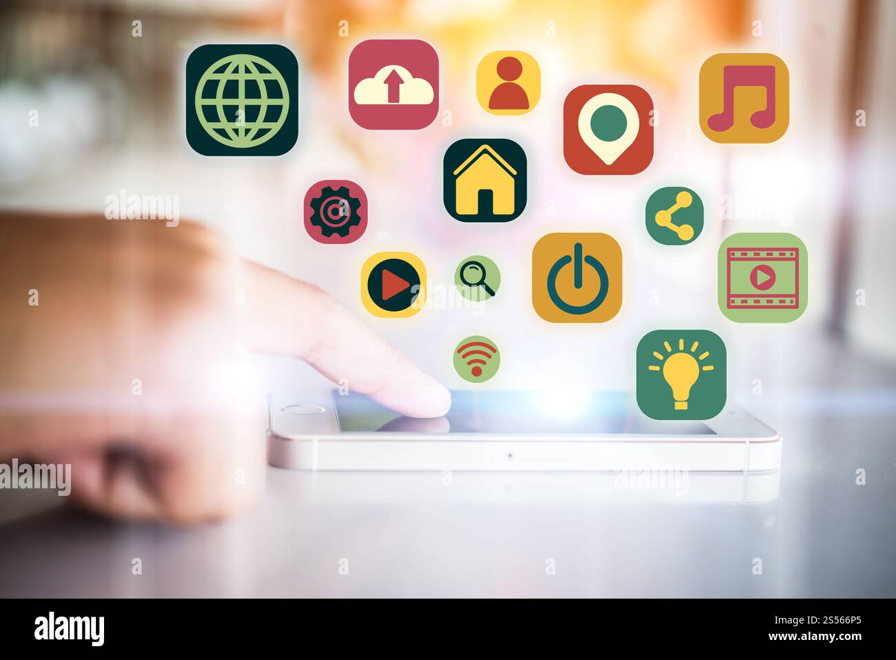 Dito toccando martphone con rete e comunicazione icone piana. La tecnologia digital nozione comunitaria. Foto Stock