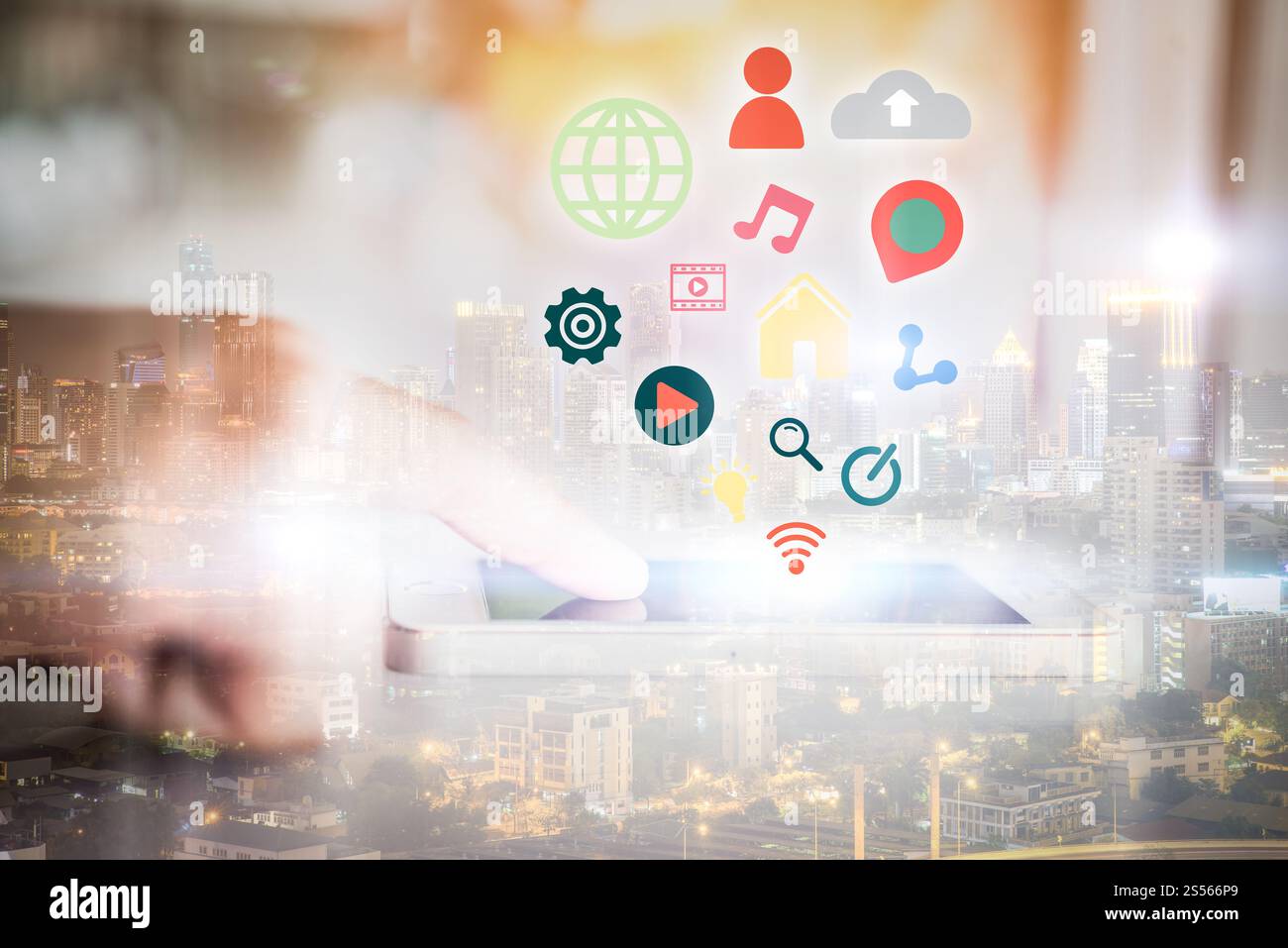 Chiudere l immagine di smartphone con icona media e la donna le mani la digitazione sullo schermo. Foto Stock