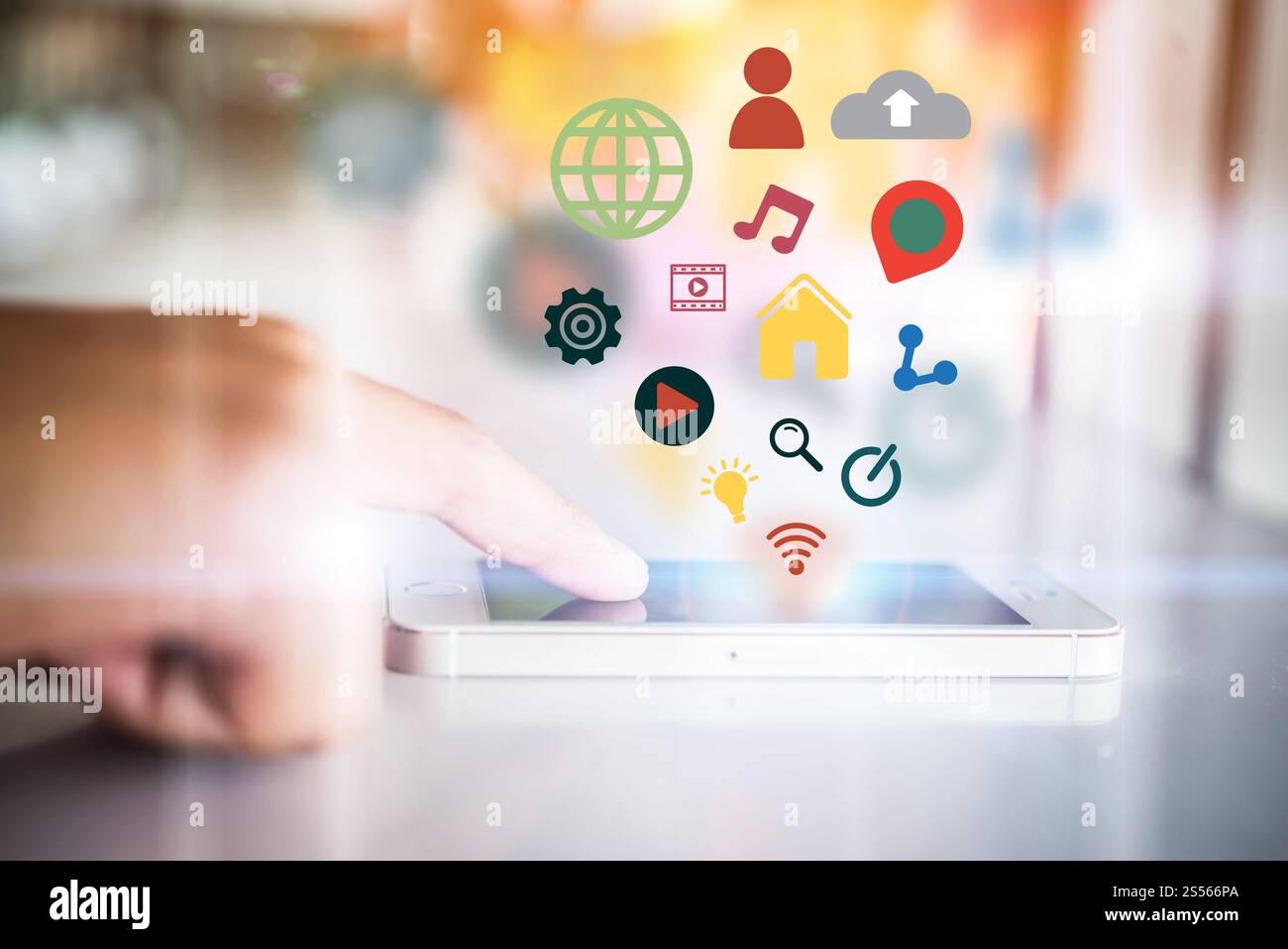 Dito toccando martphone con rete e comunicazione icone piana. La tecnologia digital nozione comunitaria. Foto Stock