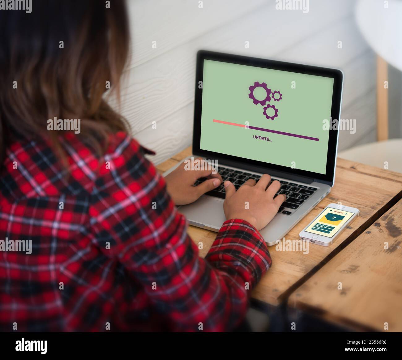 Donna elettronico impostazioni sul suo dispositivo. Rete e concetto tecnologico. Foto Stock