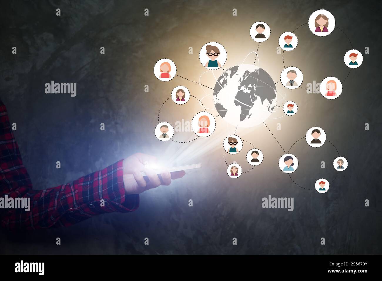 Una moderna tecnologia di comunicazione media icone sul display del cellulare. La donna lo smartphone tenendo in mano. Foto Stock