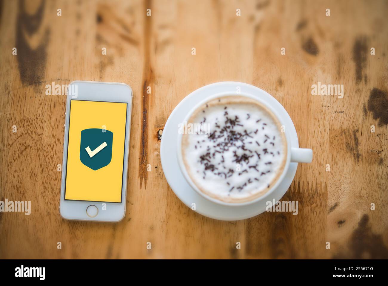 Telefono Mobile Security Protezione di schermo piatto dati icona sulla schermata. Relax nel cafe. Foto Stock