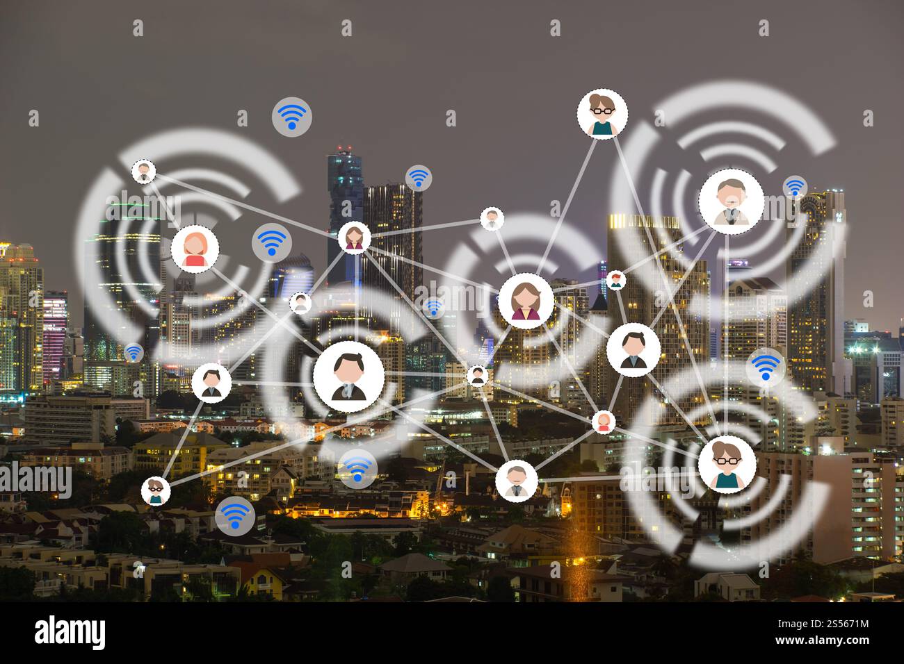 La gente le icone di rete e concetto di comunicazione. Doppia esposizione di collegamento di persone le icone con il paesaggio urbano di notte sullo sfondo. Foto Stock