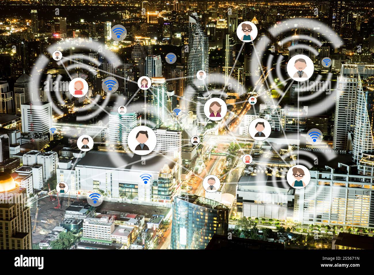 La gente le icone di rete e concetto di comunicazione. Doppia esposizione di collegamento di persone le icone con il paesaggio urbano di notte sullo sfondo. Foto Stock