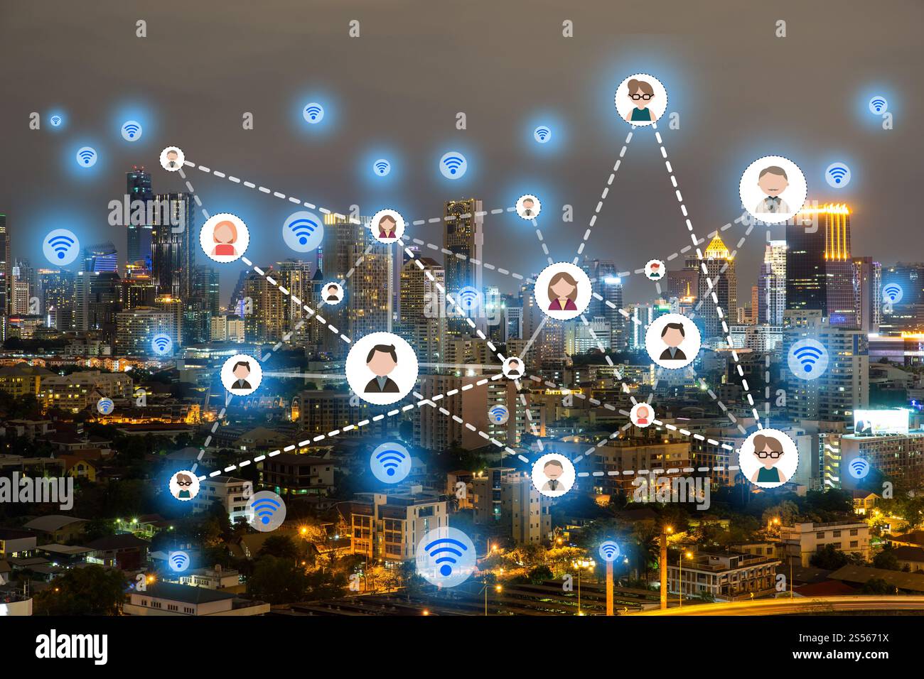 La gente le icone di rete e concetto di comunicazione. Doppia esposizione di collegamento di persone le icone con il paesaggio urbano di notte sullo sfondo. Foto Stock