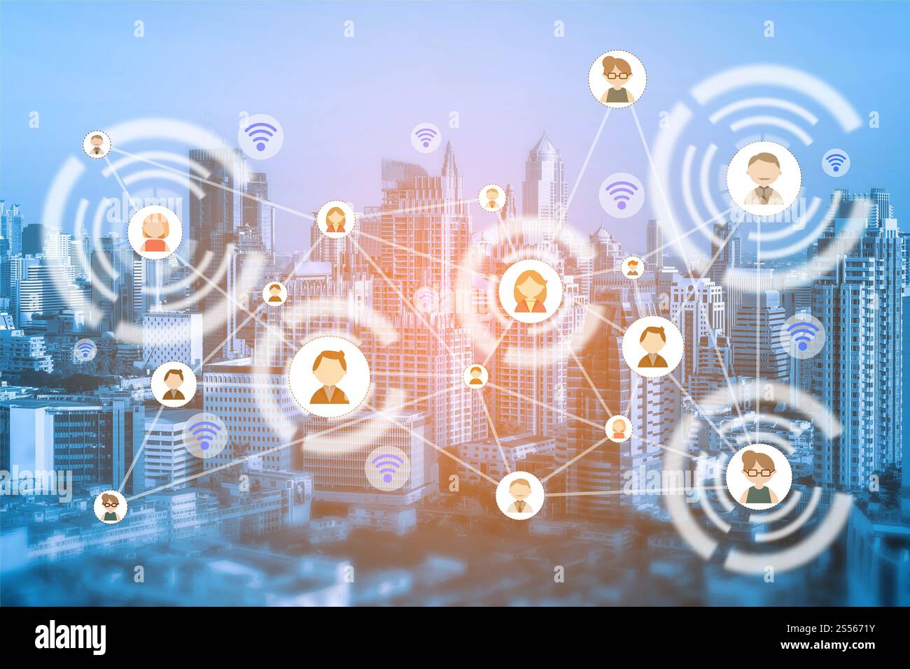 La gente le icone di rete e concetto di comunicazione. Doppia esposizione di collegamento di persone le icone con il paesaggio urbano di notte sullo sfondo. Foto Stock