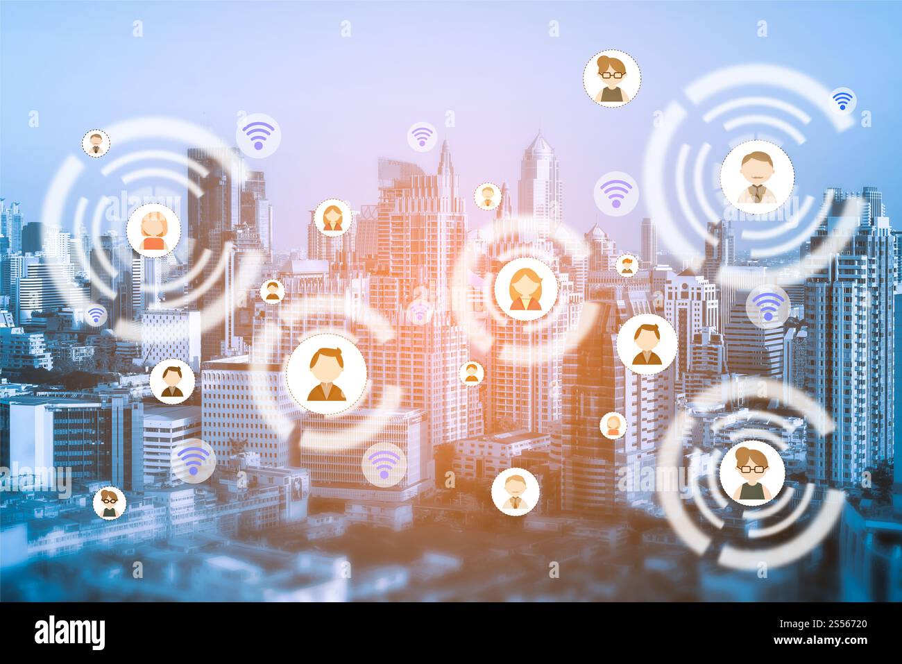 La gente le icone di rete e concetto di comunicazione. Doppia esposizione di collegamento di persone le icone con il paesaggio urbano di notte sullo sfondo. Foto Stock