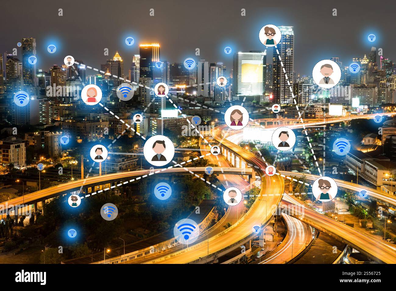 La gente le icone di rete e concetto di comunicazione. Doppia esposizione di collegamento di persone le icone con il paesaggio urbano di notte sullo sfondo. Foto Stock
