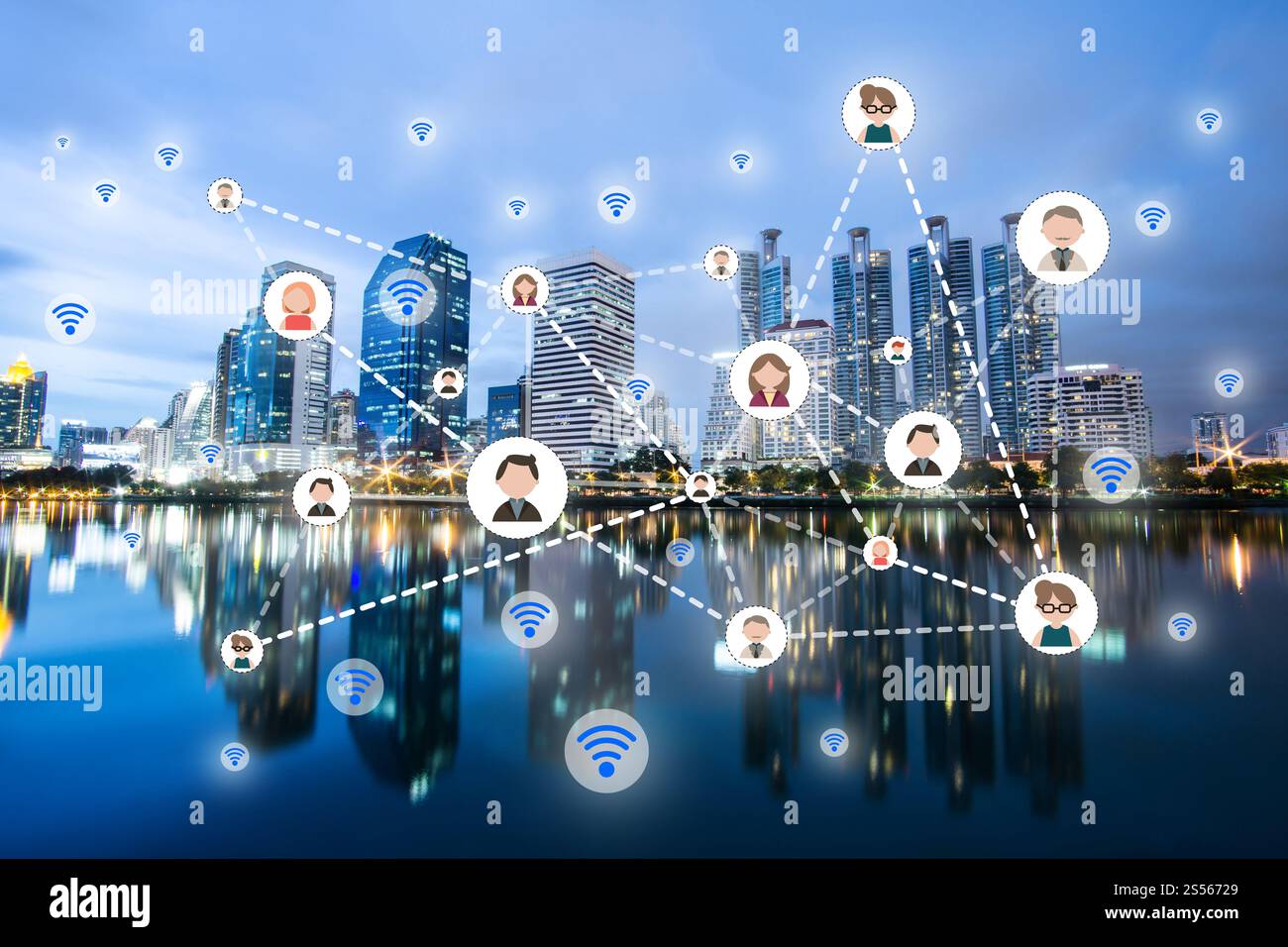 La gente le icone di rete e concetto di comunicazione. Doppia esposizione di collegamento di persone le icone con il paesaggio urbano di notte sullo sfondo. Foto Stock