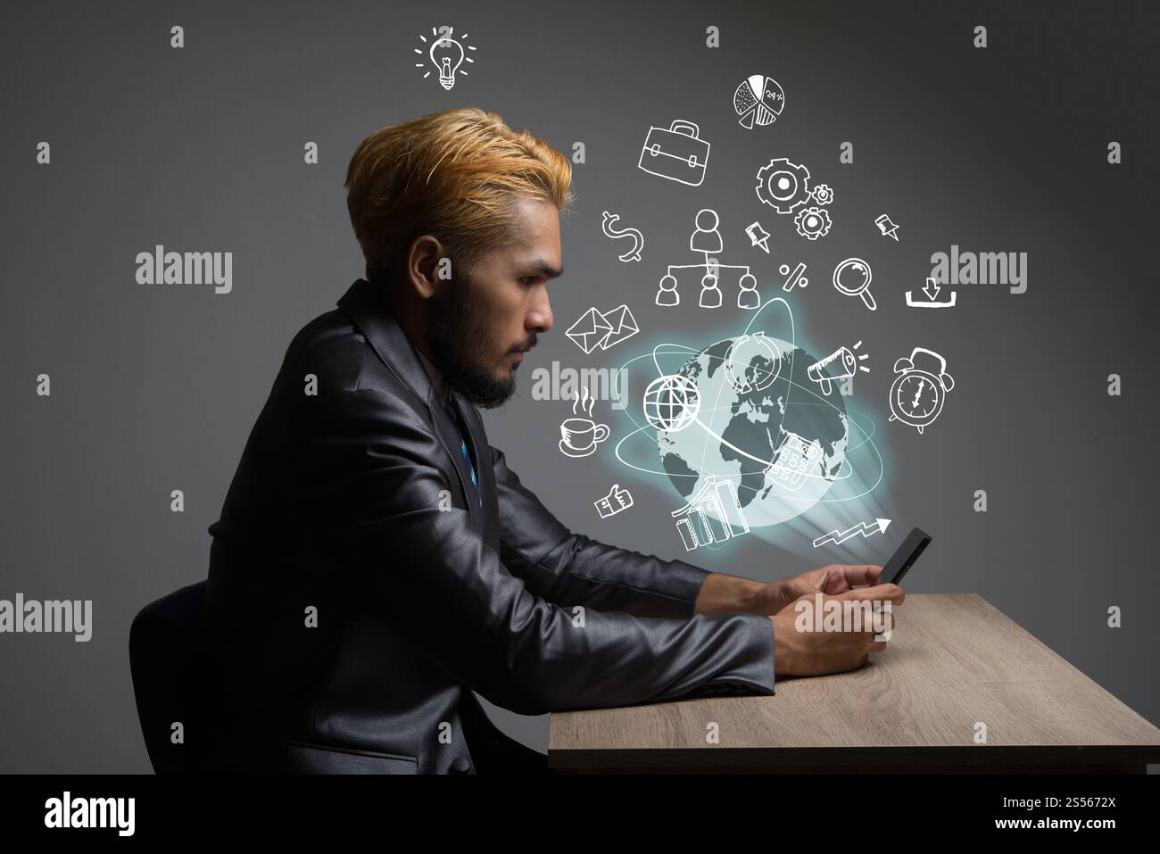 Imprenditore mani utilizza lo smartphone con doodle business icone. Concetto di comunicazione. Foto Stock