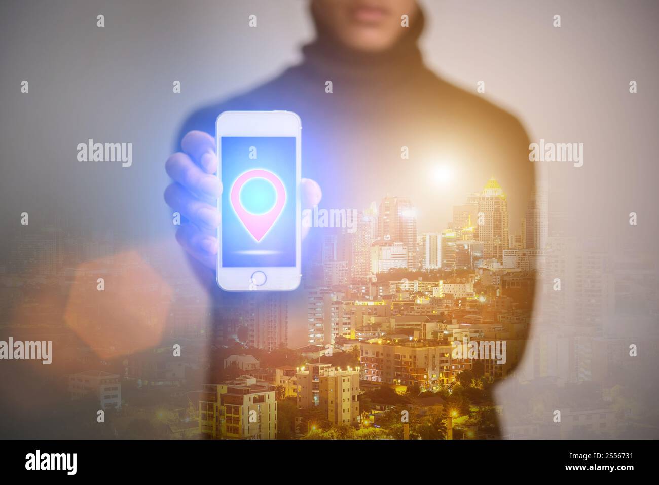 Doppia esposizione di giovane uomo utilizza lo smartphone con il perno delle icone sulla schermata del paesaggio urbano di notte sullo sfondo. Foto Stock