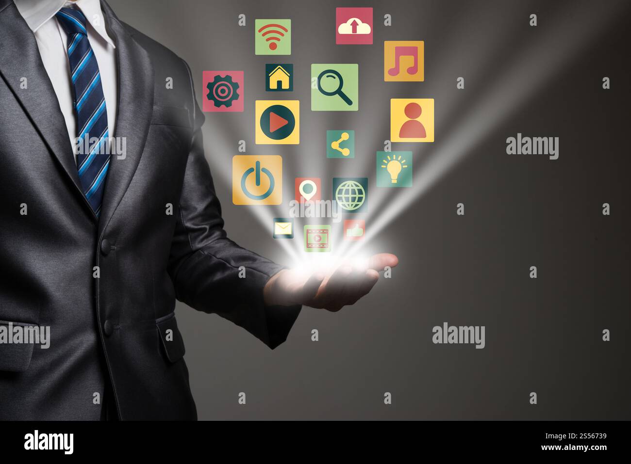 Imprenditore con icone multimediali nelle sue mani. High-Technology concetto digitale. Foto Stock