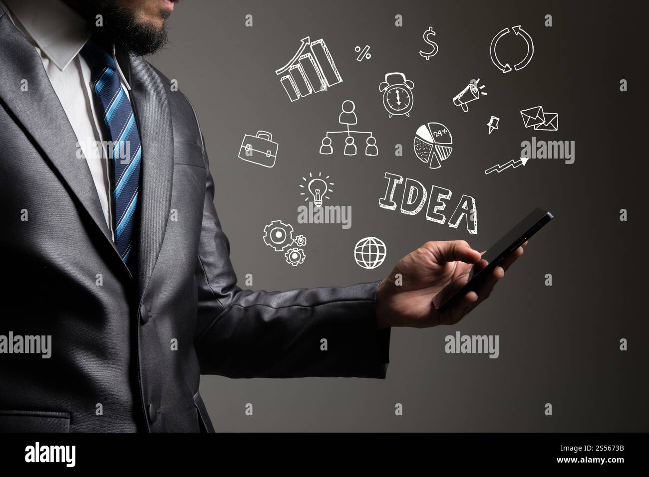 Imprenditore mani utilizza lo smartphone con doodle business icone. Concetto di comunicazione. Foto Stock