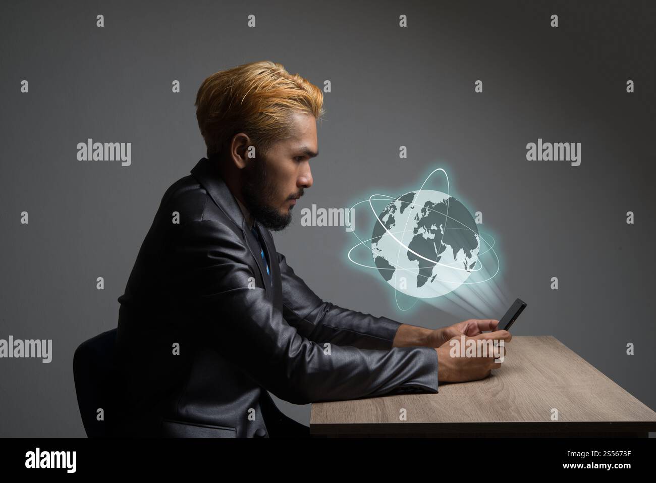 Imprenditore mani su smartphone con connessione globale della tecnologia di rete , la concezione di business. Foto Stock