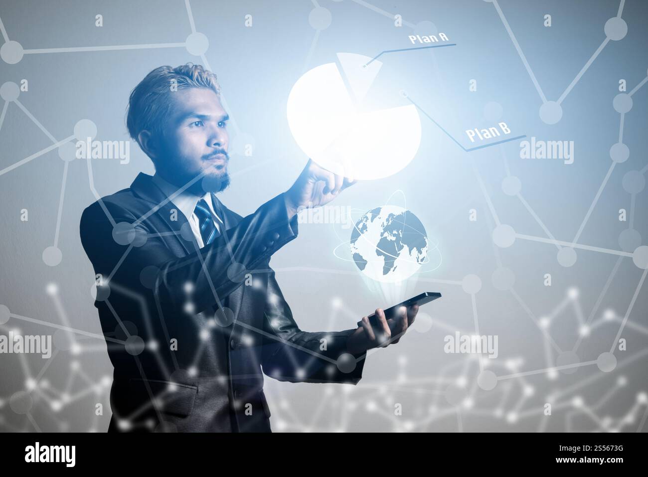 Imprenditore mano con diagramma di business le icone di connessione di rete. Business concetto di comunicazione. Imprenditore con globo sulla superficie dello schermo. Foto Stock