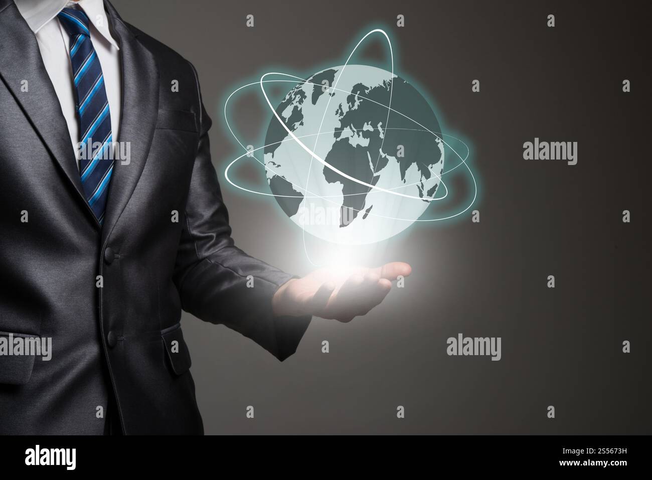 Imprenditore mani e con collegamento a livello mondiale della tecnologia di rete , la concezione di business. Foto Stock