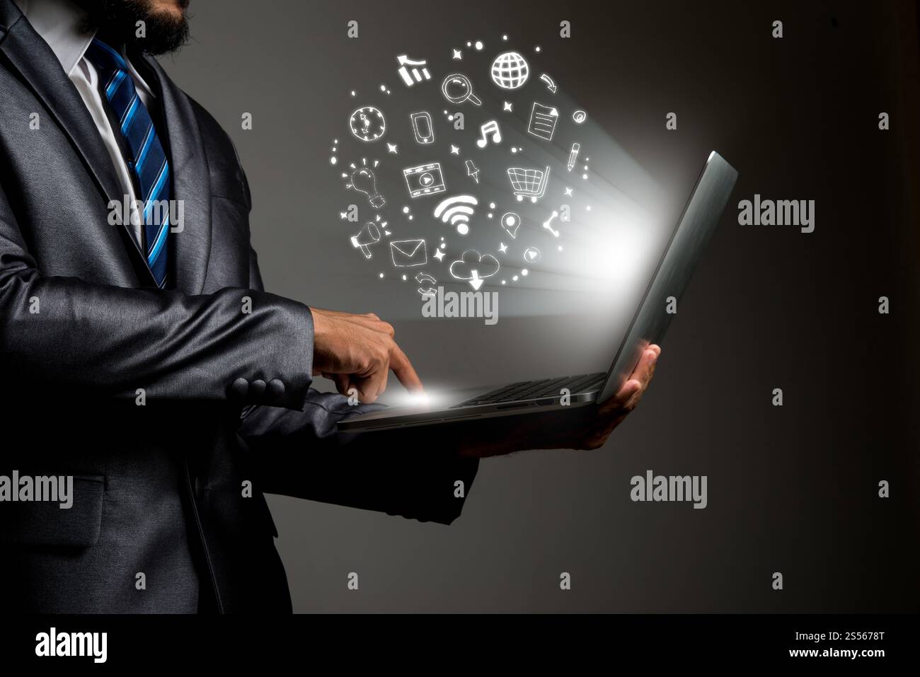 Imprenditore mani con computer portatile con doodle business icone. Concetto di comunicazione. Foto Stock