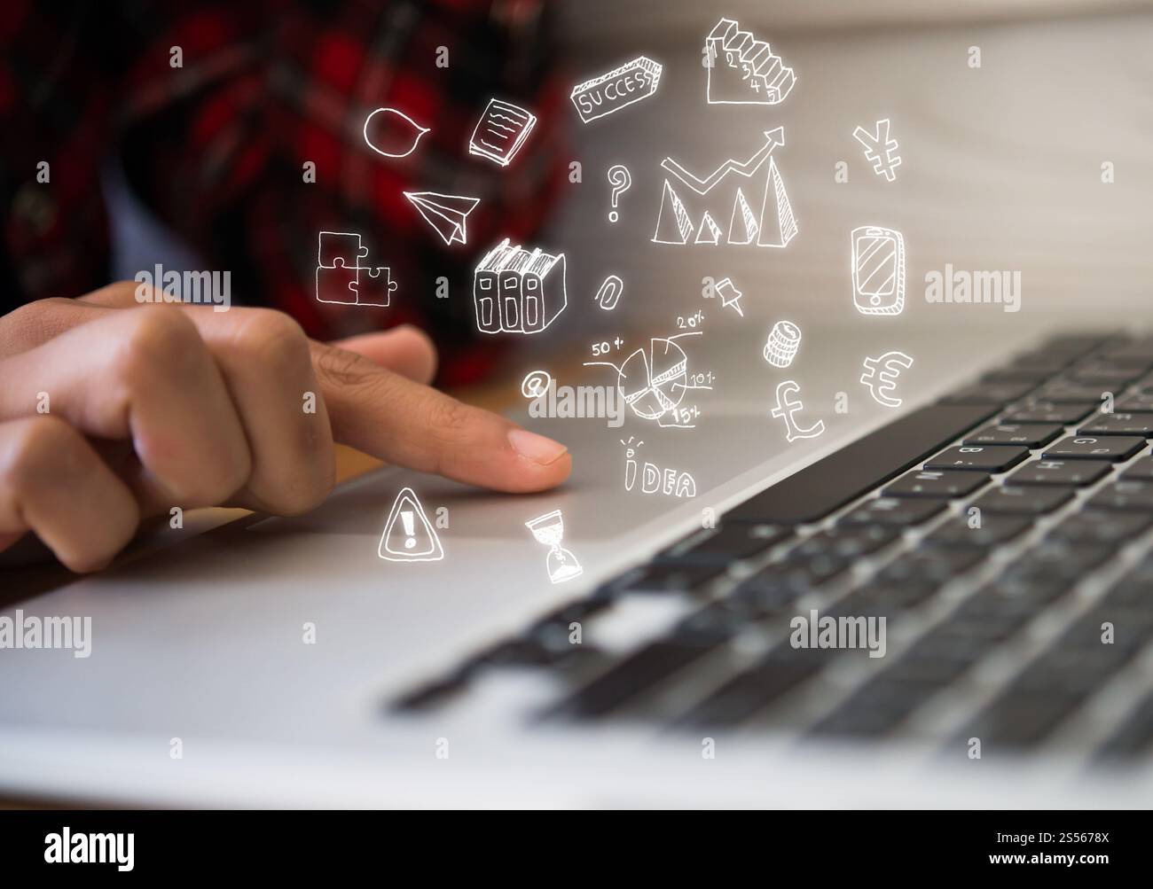 Donna puntare il dito sulla schermata Telefono con business doodle icone sullo schermo. Foto Stock