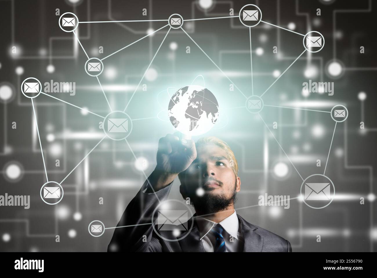 Imprenditore con collegamento di rete hi-tech sullo schermo. Imprenditore toccando media globali di icone. Foto Stock