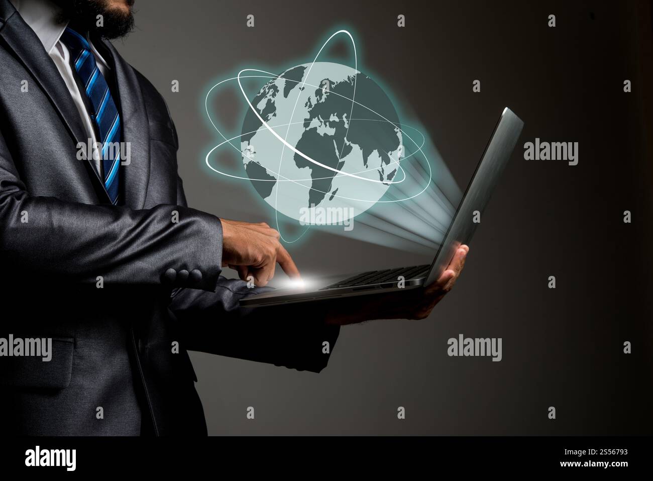 Imprenditore azienda globale portatile eruttare dalla schermata, connettendo persone un concetto di rete. Foto Stock