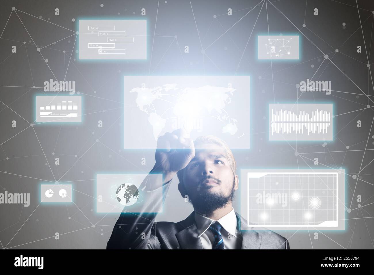 Imprenditore con collegamento di rete hi-tech sullo schermo. Imprenditore toccando media globali di rete. Foto Stock