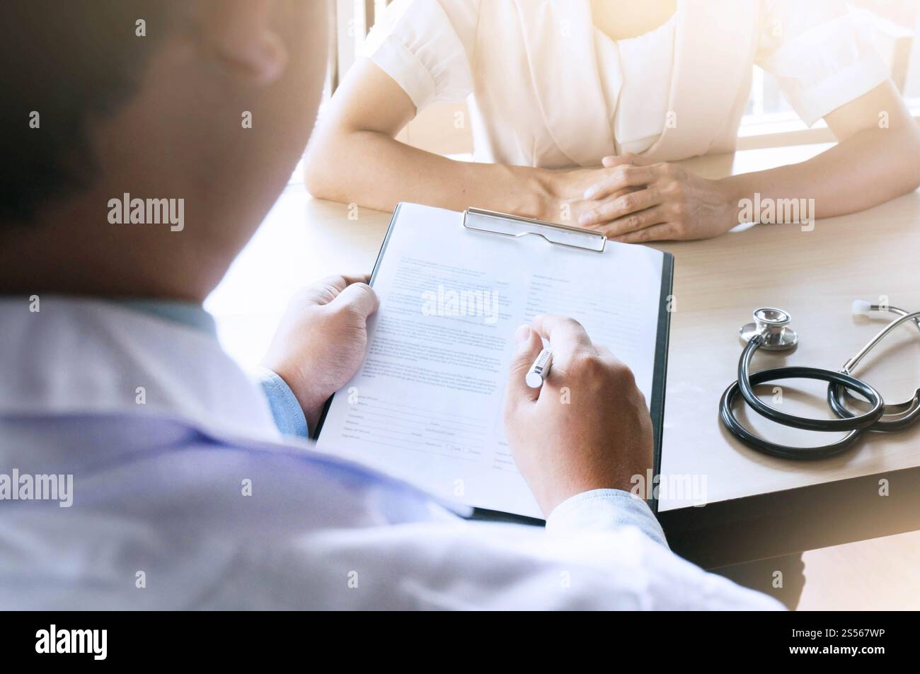 Controllo medico del corpo con stetoscopio. Concetto sanitario e medico. Medico professionista in uniforme camice intervista intervista paziente Foto Stock