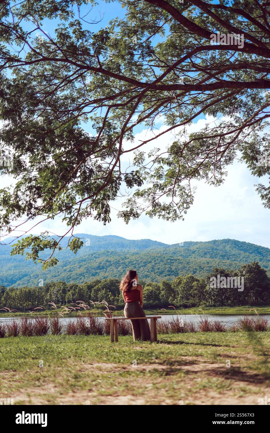 Viaggiatore che guarda indietro la natura incontaminata e minimale viaggiatore Teen Tourist Visiting Trip Vacation Concept Foto Stock
