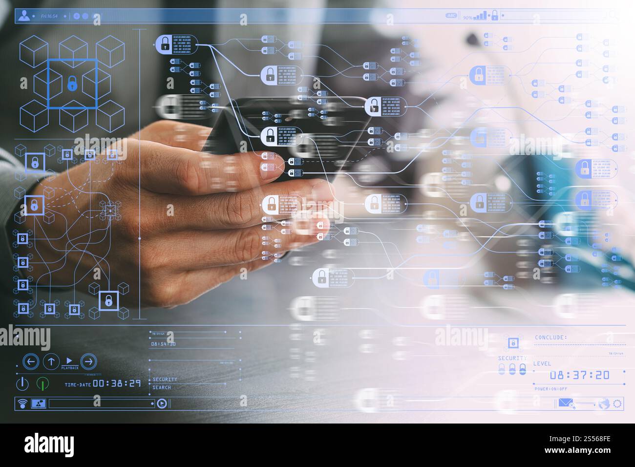 Imprenditore tramite VOIP auricolare con il telefono cellulare e il concetto di comunicazione centro di chiamata sulla scrivania in legno Foto Stock