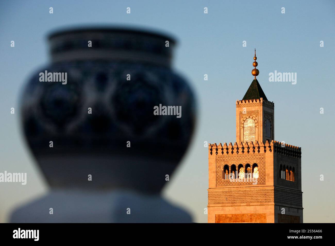 La moschea Ez Zitouna o al Zaytuna nella Medina della città Vecchia di Tunisi nel nord della Tunisia in Nord Africa, Tunisia, Sidi Bou Sair, marzo 2009. Foto Stock