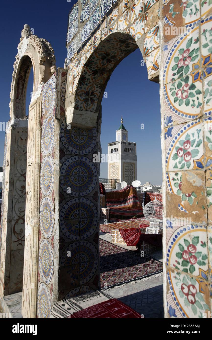 Negozio di tappeti e produzione di fronte alla moschea di Ez Zitouna o al Zaytuna nella Medina della città vecchia di Tunisi nel nord della Tunisia Foto Stock